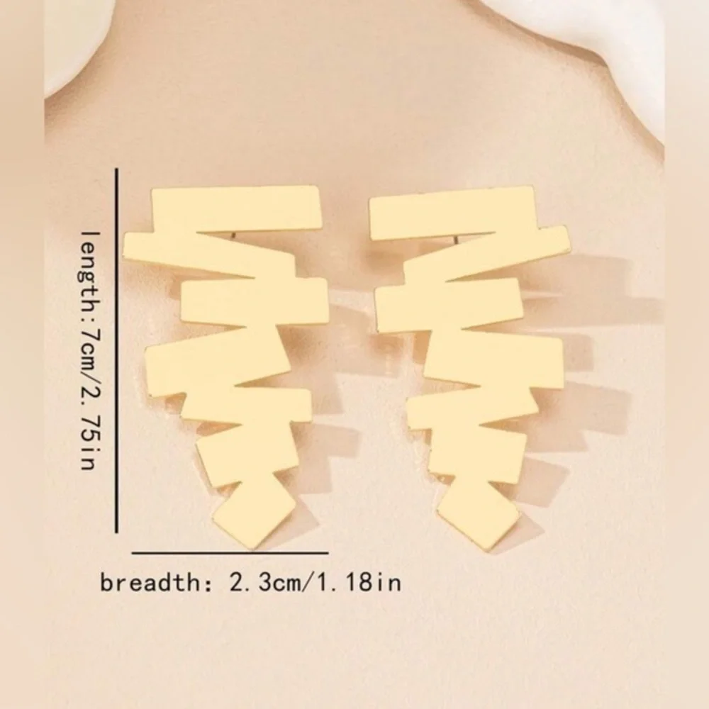 ✨NWT Asymmetrical Geometric Retro zigzag Statement reflective earrings - gold - Picture 4 of 6
